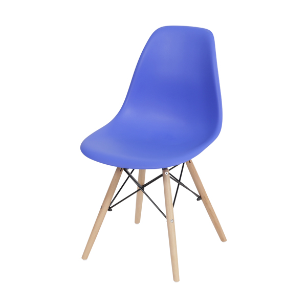 Cadeira Charles Eames conha em polipropileno azul com base de madeira